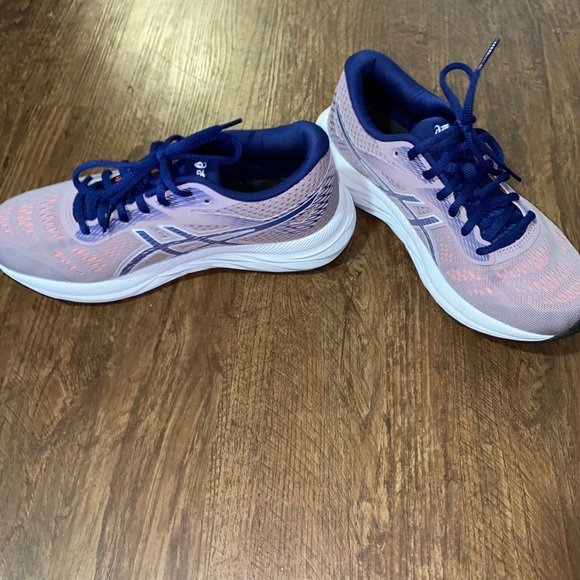 Women’s ASICS - Picture 3 of 4